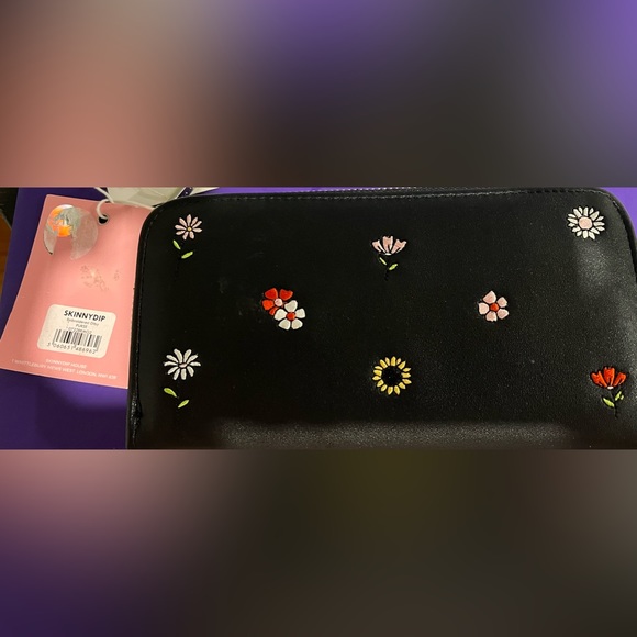 Skinny Dip Daisy Zipper Wallet - Picture 2 of 5